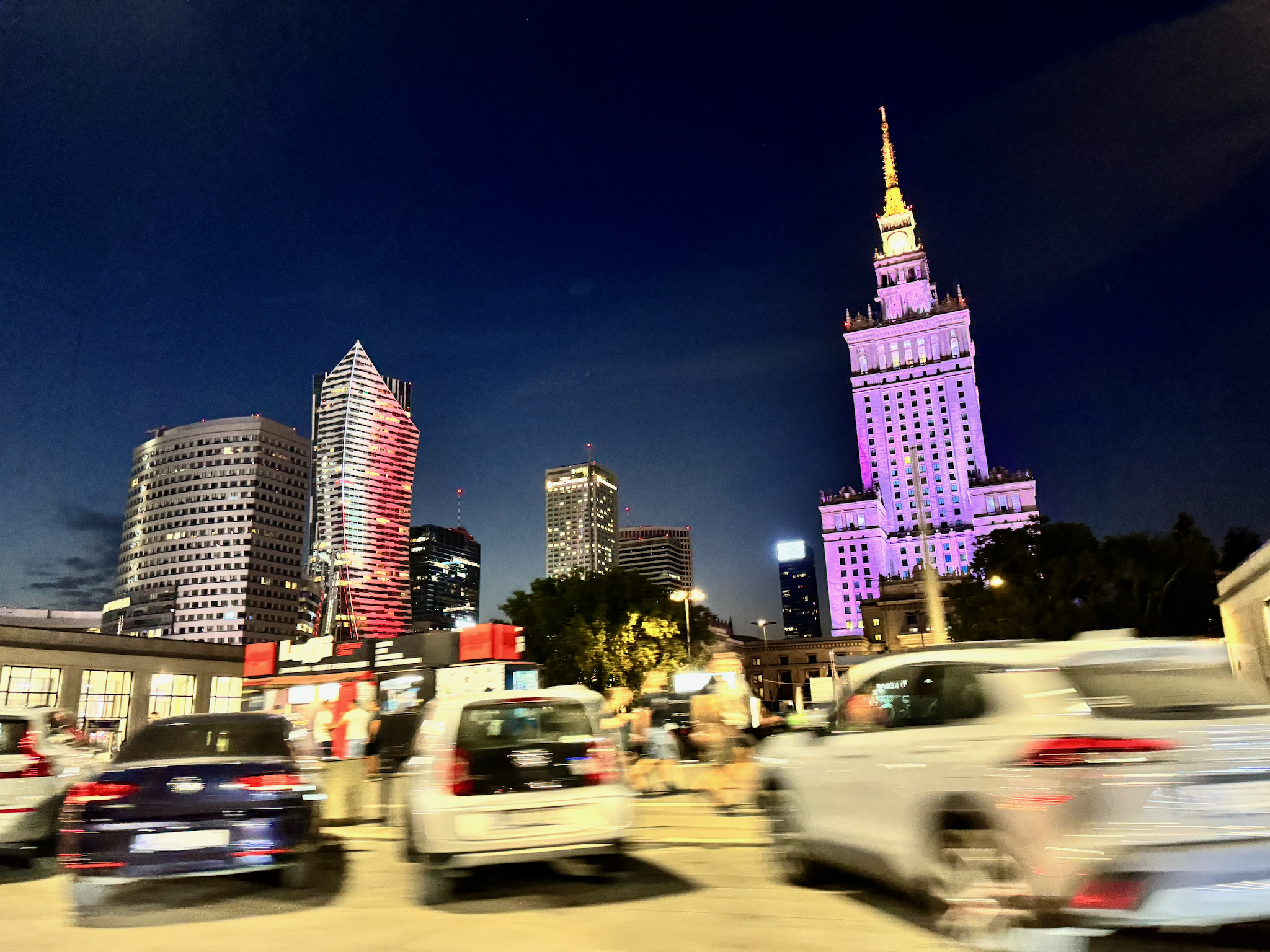 Apple iPhone 15 Pro, 7mm, 1/25s, f/1.8, ISO 1000